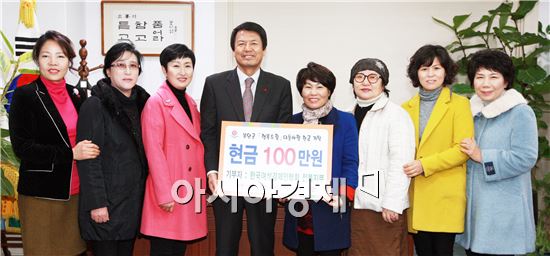 한국여성경제인협회 전북지회(회장 송기순)가 사랑나눔 실천에 동참코자 부안군에 이웃돕기성금 100만원을 기탁했다.
