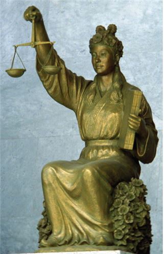 대법원 대법정 출입문 위에 놓여 있는 '정의의 여신상'.  사진제공=대법원