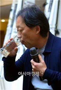 [포토]물 마시는 정명훈 서울시향 음악감독 