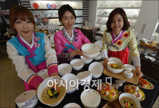 [포토]'이쁜 떡국그릇에 정성을 담아~'