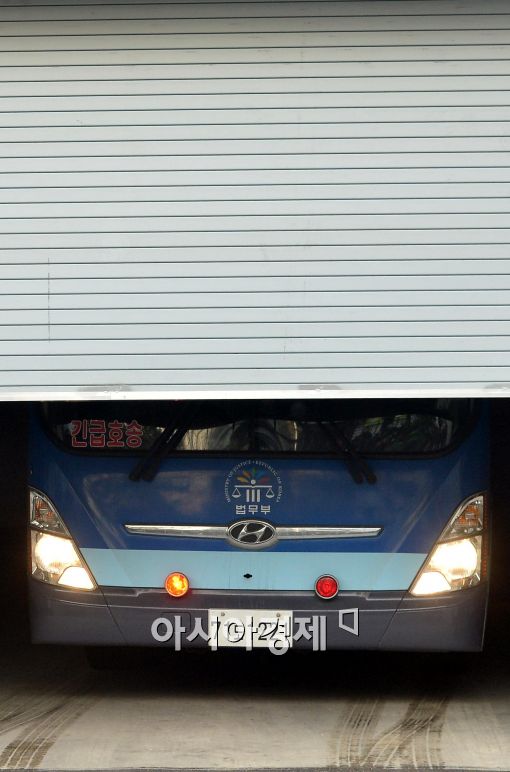 [포토]조현아 전 부사장이 탄 호송차량 서부지법 도착