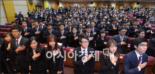 [포토]국민의례하는 사법연수원 수료생들
