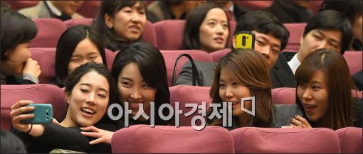 [포토]셀카 찍는 사법연수원 수료생들