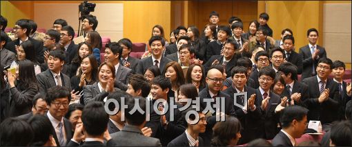 [포토]기뻐하는 사법연수원 수료생들