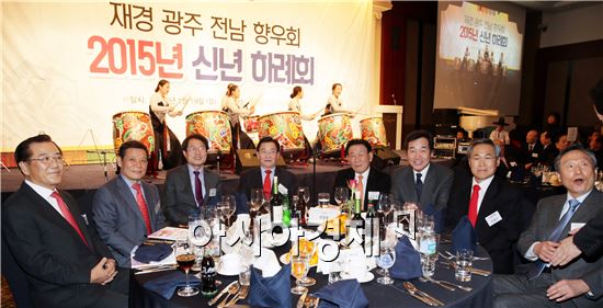 2015년 재경광주·전남향우회 신년하례회가 19일 저녁 서울 강남구 호텔프리마에서 열린 가운데 박준영 전 전남도지사((왼쪽부터), 윤장현 광주광역시장, 조희연 서울시교육감, 김정열 재경광주전남향우회장, 김광철 재경광주전남향우회 명예회장, 이낙연 전남도지사, 우윤근 국회의원, 권노갑 전 민주당 상임고문이 담소를 나누고 있다.  사진제공=전남도
