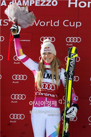 린지 본이 스키 월드컵 여자 활강에서 1위를 차지한 뒤 환호하고 있다. 코르티나 담페초(이탈리아)=Getty images/멀티비츠 