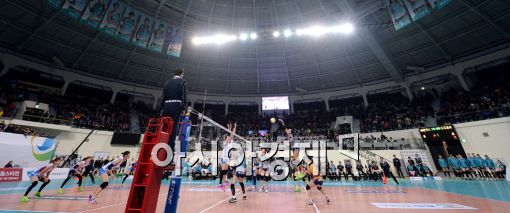 [포토]리모델링 후 첫 경기 치러지는 장충체육관