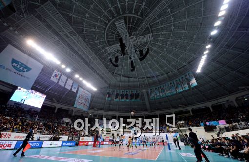 [포토]장충체육관 개장경기서 서브하는 이소영