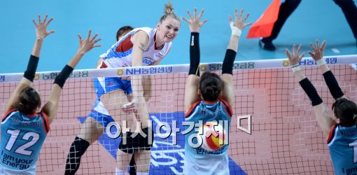 [포토]니콜, '블로킹 벽이 너무 벌어졌어'