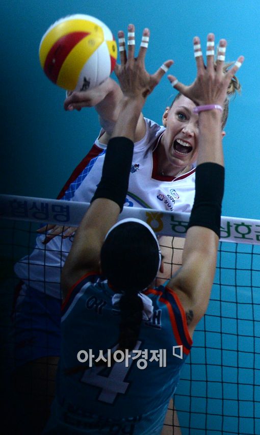 [포토]니콜, '블로킹도 뚫는다'