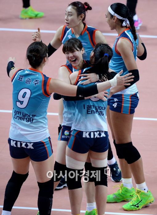 [포토]환호하는 GS칼텍스, '개장경기 승리하자~'