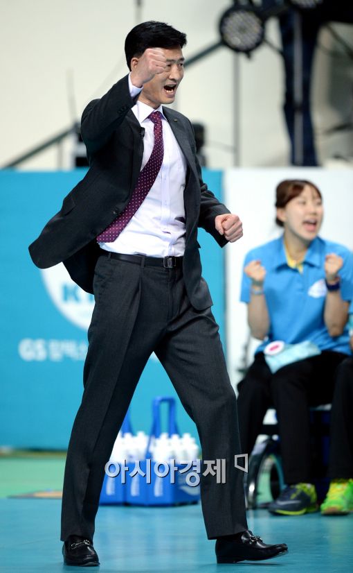 [포토]'주먹 불끈' 서남원 감독, '우리가 이겼어!'