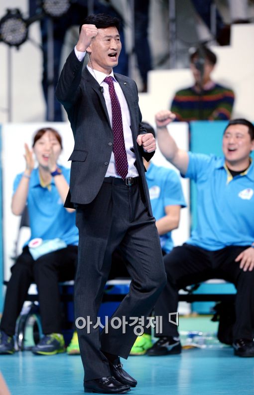 [포토]환호하는 서남원 감독, '승리는 우리 것'