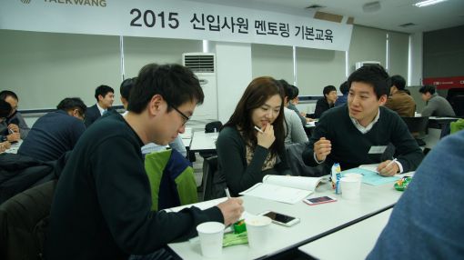 태광산업의 신입사원들이 15~16일 대전연수원에서 이들의 멘토 역할을 하게 될 선임사원들에게 기본교육을 받고 있는 모습.