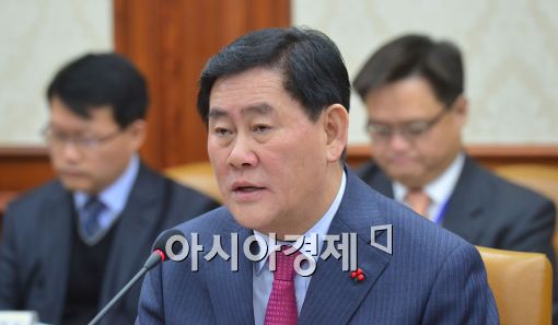 최경환 "정책추진과정에 국민에 심려끼쳐…황우여,"진심으로 유감"