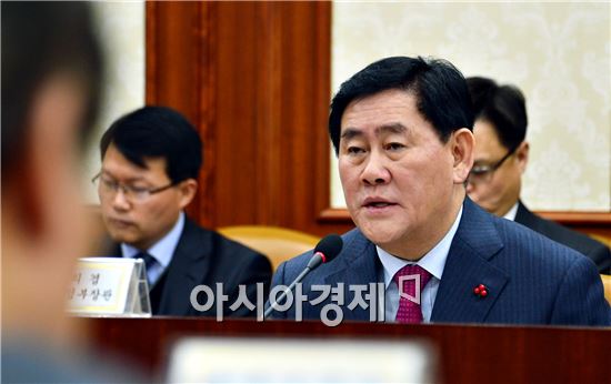 최경환 부총리, '연말정산 폭탄' 논란 일자 긴급 기자회견 열고 한 말이