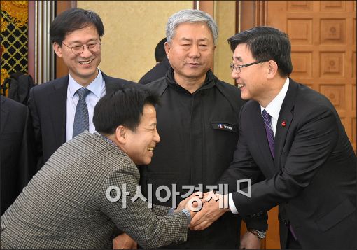 [포토]한국노총 지도부 만나는 이기권 장관