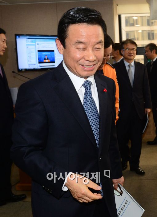 [포토]밝은 표정으로 브리핑룸 나서는 박인용 장관 