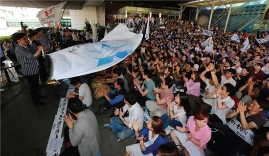 KBS 노조원들 총파업 나서나…찬반투표