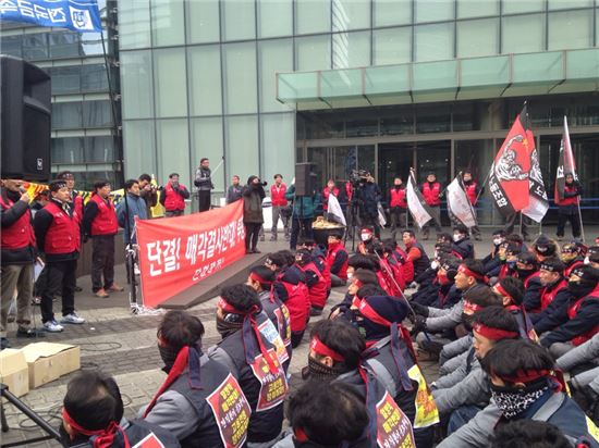 ▲매각이 결정된 삼성 4개 계열사 노조원들이 21일 삼성 서초사옥 앞에서 매각 반대 집회를 열고 있다.