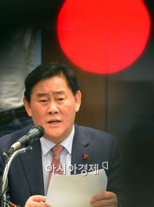 [포토]최경환 부총리, "기업인도 자생능력 필요하다" 