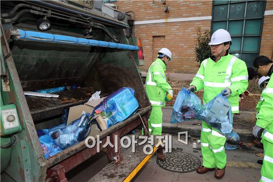 김성 장흥군수, 환경미화원과 생활 쓰레기 수거 체험