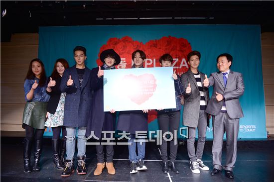 기부금을 전달하는 위너
