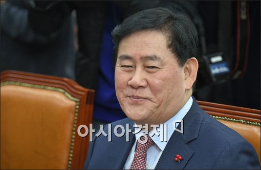 [포토]최경환 부총리, 세금 더 낸다는 발언에…