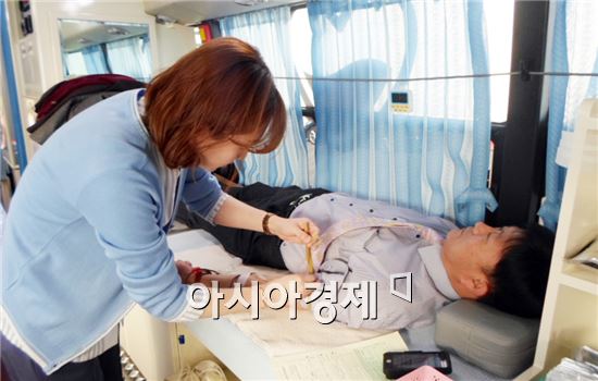 장흥군(군수 김성)은 20일 군청 헌혈버스와 보건소 회의실에서 '생명나눔 헌혈 릴레이'행사를 실시했다.