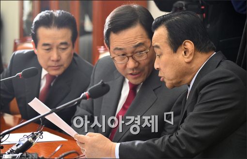 [포토]자료 확인하는 이완구·주호영