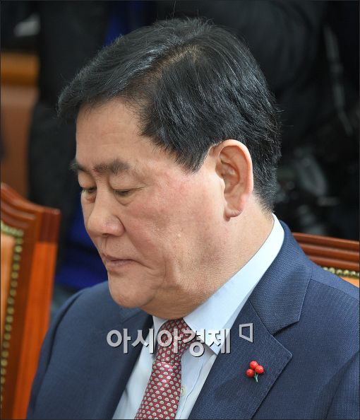 [포토]고개 숙인 최경환 부총리