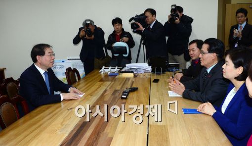 [포토]마주 앉은 박원순 시장-박지원 의원 