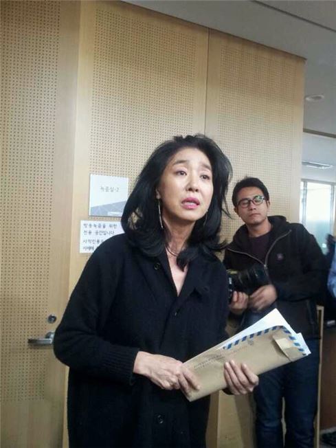 ▲'난방투사' 탤런트 김부선(54·여)씨가 21일 서울시청 기자실을 방문해 옥수동 H아파트와 관련한 추가 부정 의혹을 제기하고 있다.