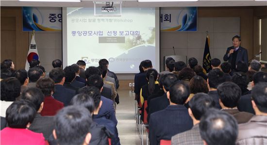 무안군은 지난 20일 군청 회의실에서 한국공공자치연구원 주관으로 중앙공모사업 선정 보고회를 개최, 11건의 예비공모사업에 대해 자유토론으로 소통하고 공감하는 브레인스토밍을 실시했다,