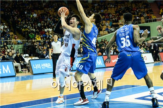 골밑 슛을 시도하는 오세근(왼쪽)[사진=KBL 제공]