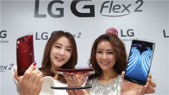 LG전자가 22일 서울 여의도 LG 트윈타워에서 LG G플렉스2 미디어 브리핑을 열고 3밴드 LTE-A 서비스를 지원하는 커브드 스마트폰 'LG G플렉스2'를 오는 30일 국내 이동통신3사를 통해 출시한다고 밝혔다. 출고가는 80만원 후반대로 결정했다. LG전자 모델이 제품을 소개하고 있다. 