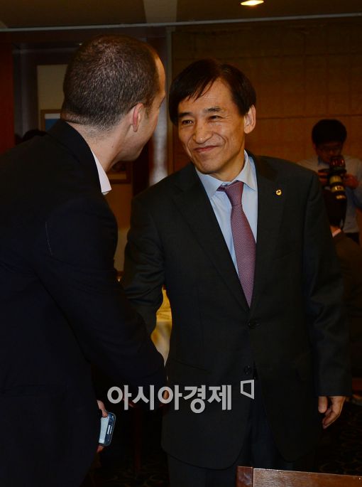 [포토]악수하는 이주열 한국은행 총재 