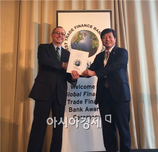 문광찬 외환은행 암스텔담 지점장(오른쪽)이 21일 네덜란드 암스텔담에서 열린 금융·경제 전문지인 글로벌파이낸스(Global Finance) 주최 시상식에서 '한국 최우수 무역금융 은행(Best Trade Finance Bank in Korea)'상을 수상하고 조셉 히라푸토(Joseph D. Giarraputo) 글로벌파이낸스 발행인과 기념촬영을 하고 있다.(자료제공:외환은행)