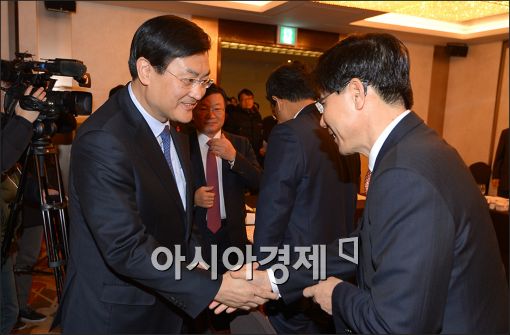 [포토]악수하는 서승환 장관과 이광구 우리은행장