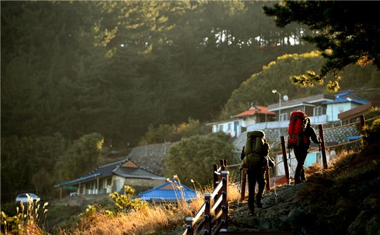 블루로드길을 걷고 있는 탐방객들