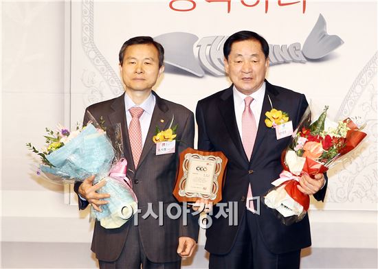 안병호 함평군수(오른쪽)가 ‘2015년 한국의 영향력 있는 CEO’에서 성장경영부문을 수상하고 기념촬영을 하고있다.