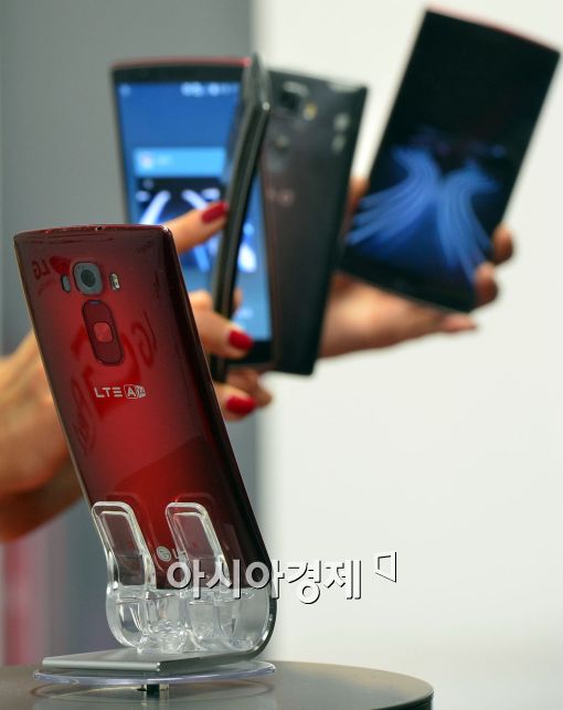 [포토]예술품을 거듭난 커브드 디자인 'LG G플렉스 2' 