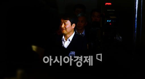 ▲ 1월 22일 대법원 선고를 앞두고 대법정 안으로 들어서고 있는 이석기 전 통합진보당 의원. 대법원 전원합의체는 이 전 의원에 대한 징역 9년에 자격정지 7년의 원심을 확정했다. 재판부는 내란음모에 대해서는 무죄를 내렸지만 내란선동과 국가보안법 위반 혐의는 유죄로 판단했다. 