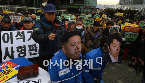 [포토]망치 휘두르는 보수단체 회원