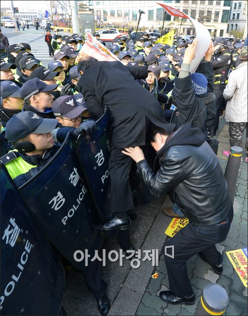 [포토]경찰과 몸싸움하는 어버이연합