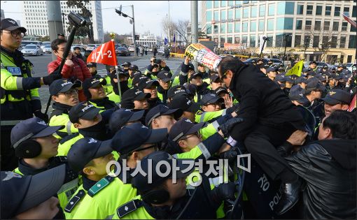 [포토]경찰과 몸싸움하는 보수단체