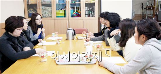 광주광역시 동구는 22일 보건소 재활치료실에서 중독관리센터, 전남대심뇌혈관센터 관계자가 참석한 가운데 민·관·학 협력 금연사업 활성화 방안에 대해 논의했다. 사진제공=광주시 동구