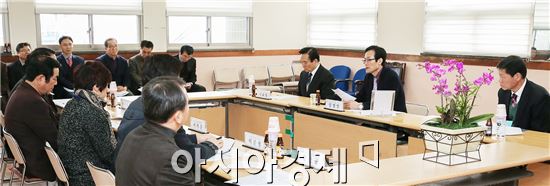 광주광역시 동구는 22일 계림2동 주민자치센터에서 임영일 동구청장 권한대행을 비롯한 동구의원, 자생단체장, 주민들이 참석한 가운데 동 자생단체장 간담회를 개최했다. 사진제공=광주시 동구