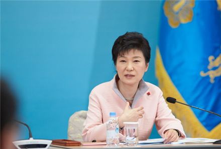 박근혜 대통령은 22일 청와대에서 교육부 등 6개부처로부터 새해 업무보고를 받았다. (사진제공 : 청와대)