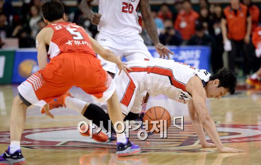 [포토]송창용, '공을 향한 허슬플레이'